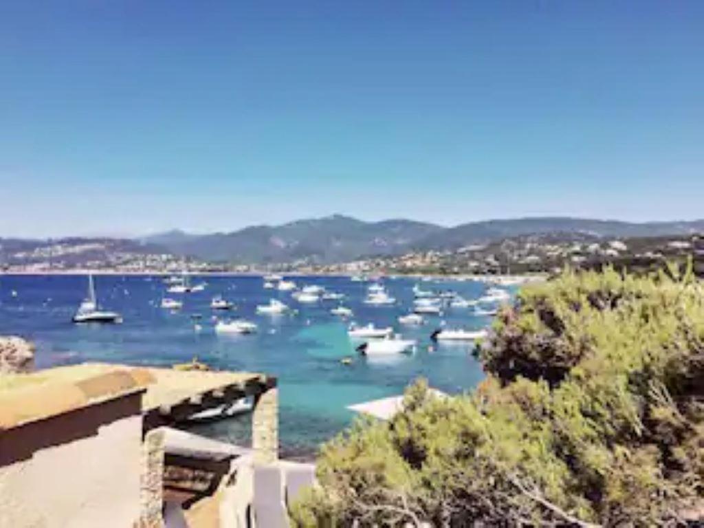 ISOLELLA , villa pieds dans l'eau Pietrosella Bagian luar foto